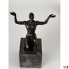 Bronze auf Marmor "Mann kniend"