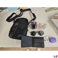 Konvolut Parfüm, Bauchtasche, Geldbörse, Kopfhörer