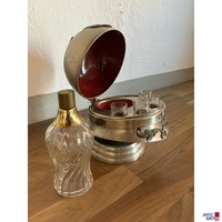 ge&ouml;ffnet mit Gl&auml;sern und Karaffe