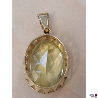 Ovaler Anhänger mit grünem Schmuckstein