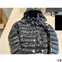 Damenjacke der Marke Moncler &ndash; Giubbotto Farbe&colon; schwarz gl&auml;nzend&comma; Gr&period; 2 ein Teil der Kn&ouml;pfe fehlt