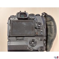 Kamera der Marke Olympus OM-D E-M1 II