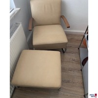 Sessel mit Hocker