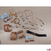Konvolut aus Modeschmuck&colon; Armspanne&comma; Ketten&comma; Ohrringe&comma; Ringe&comma; vergoldet NEU