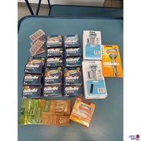 3 Packungen Rasierklingen der Marke Gillette u.a.