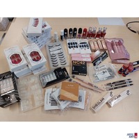 Konvolut an Kosmetik- und Nagelartikel diverser Marken in Originalverpackung