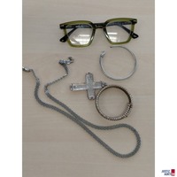 Konvolut bestehend aus diversen Schmuckgegenst&auml;nden und einer optischen Lesebrille &lpar;Dioptrien unbekannt&rpar;
