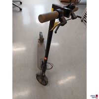 E-Scooter der Marke mi