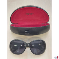 Sonnenbrille Esprit - schwarz - Bl&uuml;tenmuster an den B&uuml;geln - getragen