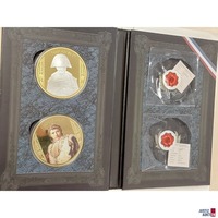 Kartonverpackung mit zwei gro&szlig;en Medaillen Napoleon der Erste Kupfer vergoldet - dekorativ