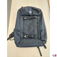 Rucksack der Marke BURTON vorne leichter&comma; hinten st&auml;rker verschmutzt