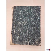 Stark gebrauchtes Steckbuch mit einer bunten Mischung