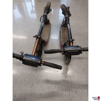 2 E-Scooter der Marke SUOTU