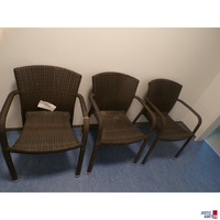 3 braune Rattanstühle