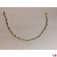 Armband Gelb&sol;Wei&szlig;gold gemischt 750 &permil; punziert&comma; 16 Brillianten 0&comma;16 ct gesamt zirka 2&comma;5 ct&comma; mittlerer Farb&comma; niederer Reinheitsgrad&comma; L&auml;nge 20 cm&comma; 19&comma;2 g