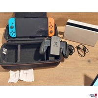 Nintendo Switch mit diversen Zusatzteilen und Ladeger&auml;t
