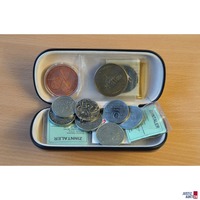 Etui mit Münzen