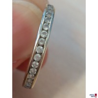 Wei&szlig;gold-Damenring mit wei&szlig;en Schmucksteinen