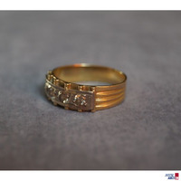 Ring mit Edelsteinen
