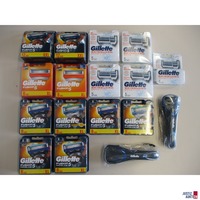 15 Packungen Gillette Rasierklingen u. 2 Rasiererhalter Vorderansicht