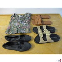 3 Paar Damenschuhe&comma; 1 Damenbluse