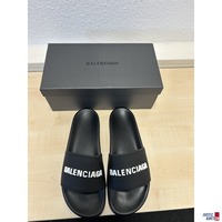 Balenciaga Badeschuhe mit Karton