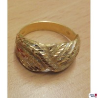 Getragener goldener Ring Glanzschnitt