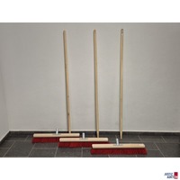 3 Besen mit Stielen