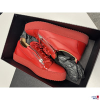 Schuhe im Karton