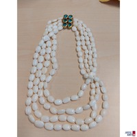 Korallenkette mit wei&szlig;en Korallen und 18 Karat Schlie&szlig;e mit blau&sol;gr&uuml;nen Schmucksteinen 187&comma;2g