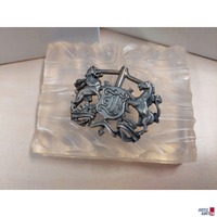 1 silberfarbene Brosche&sol;Wappen mit L&ouml;we&comma; Pferd&comma; Buchstabe F &lpar;Initialie&rpar;  in einer Schatulle