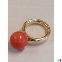 Damenring mit kugelf&ouml;rmiger Koralle&comma; 750&permil; punziert&comma; 11&comma;4 g&comma; Gr&period; 57