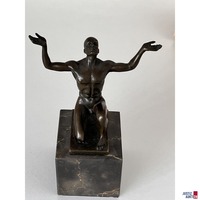 Bronze auf Marmor "Mann kniend"